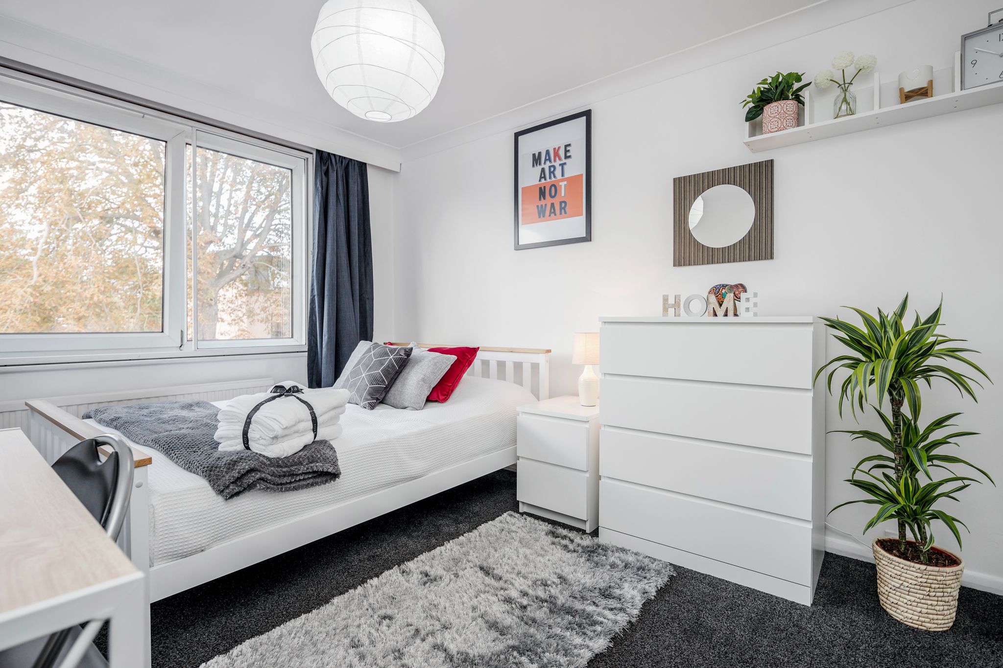 Room 5, Avenue Road, Isleworth